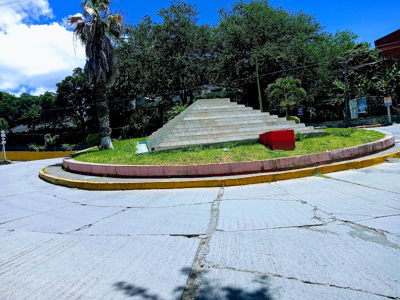 Pirámide Jacarandas
