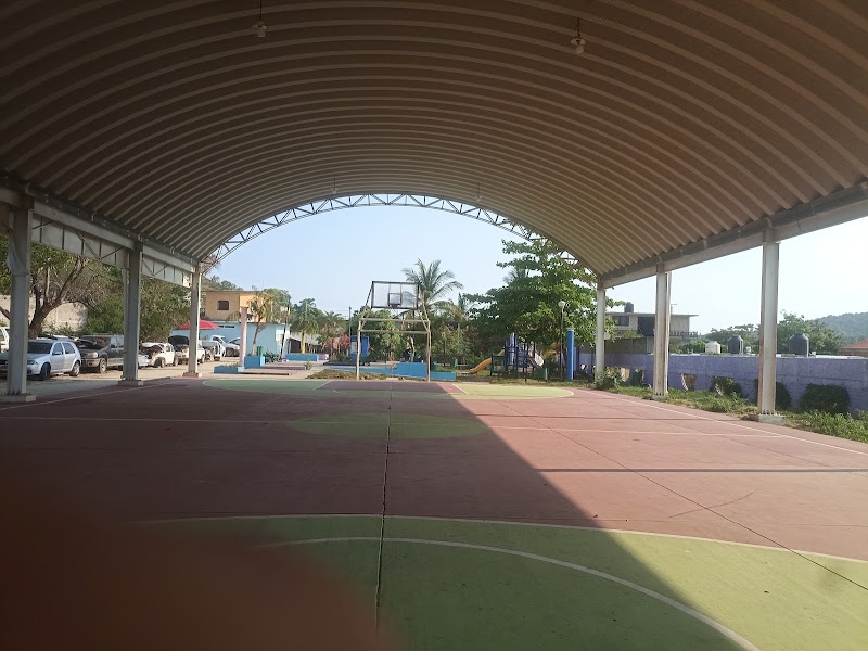 Juegos y cancha del Huamuchito
