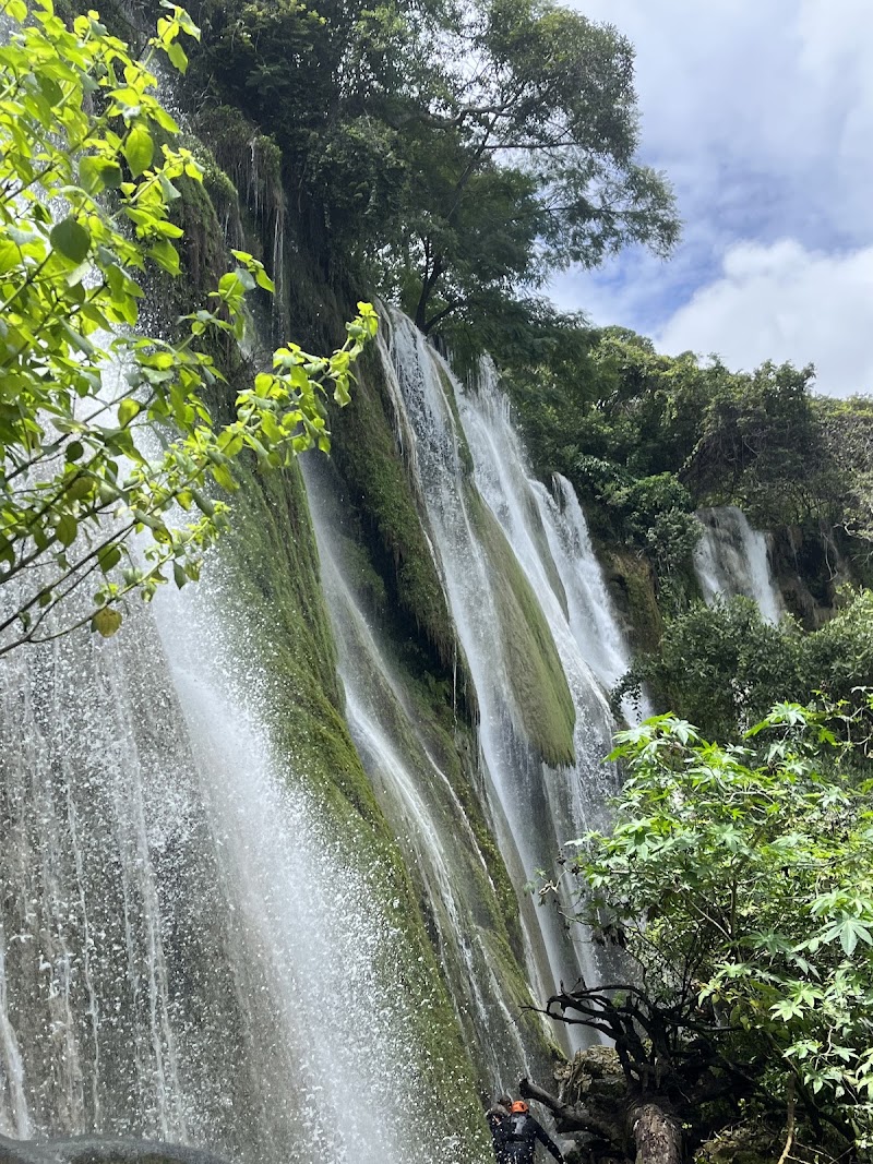 Carretera destino a Las Mil Cascadas.