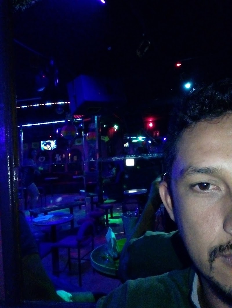 Kisses Show Bar