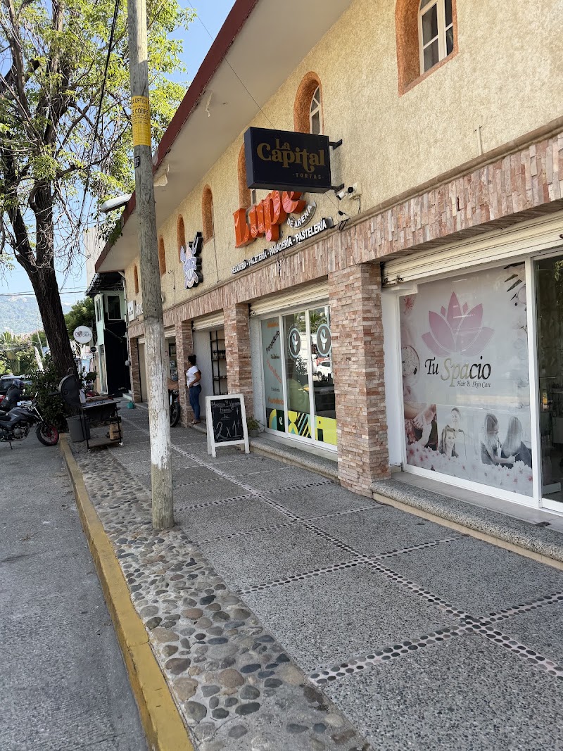 Lupe de arena, heladería, pastelería, panadería.