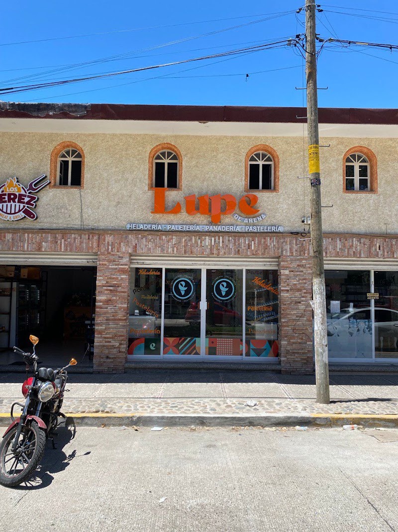 Lupe de arena, heladería, pastelería, panadería.