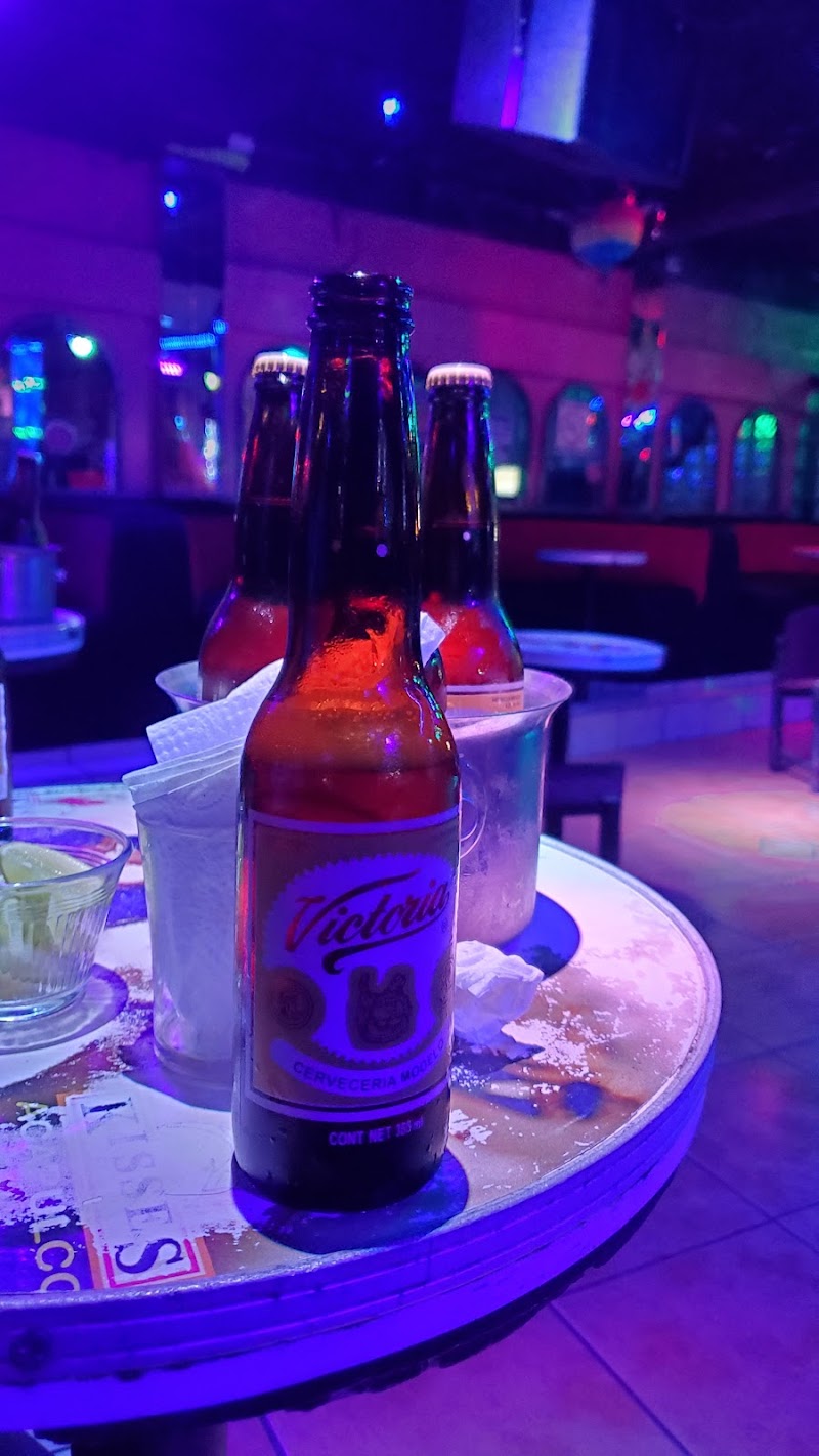 Kisses Show Bar