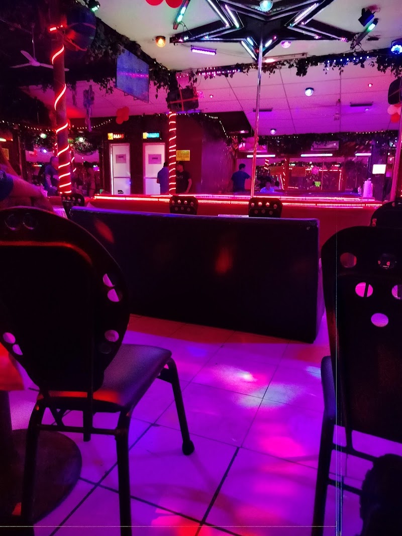 Kisses Show Bar