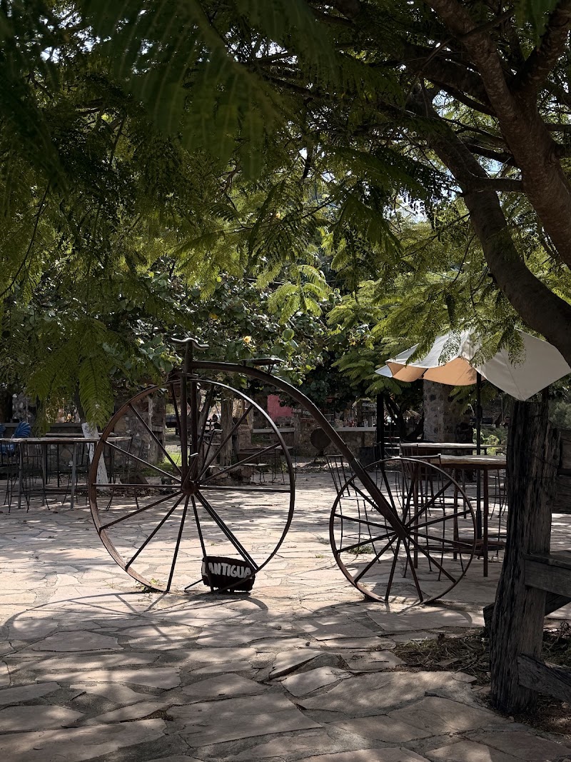 LA ANTIGUA RESTAURANT & ARTESANIAS