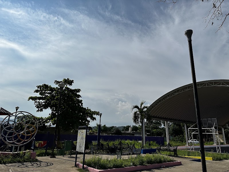 Juegos y cancha del Huamuchito