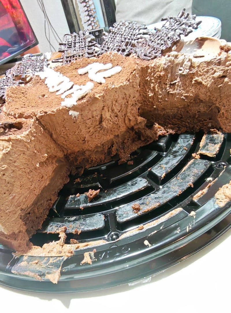 Lupe de arena, heladería, pastelería, panadería.