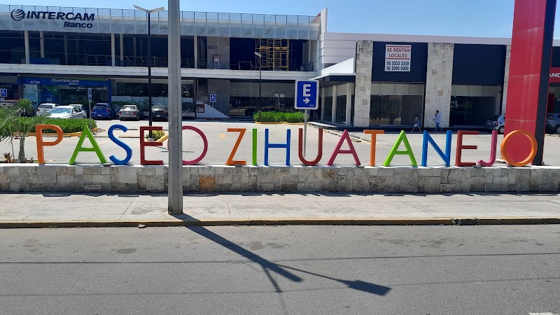 Plaza Paseo Zihuatanejo